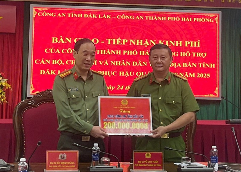 Đoàn công tác Công an thành phố Hải Phòng thăm và hỗ trợ Công an tỉnh Đăk Lăk khắc phục hậu quả mưa lũ